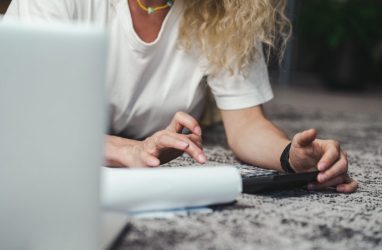 Девушка считает доход